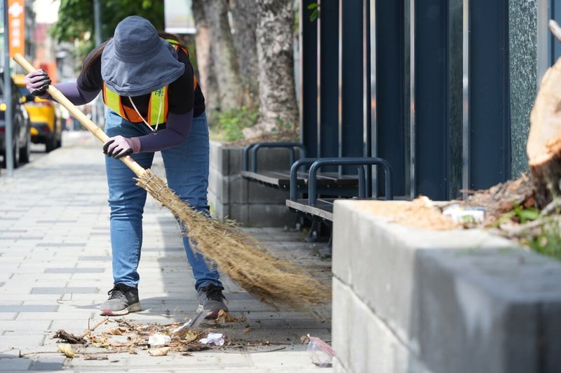 南投市區部分道路髒亂引民怨，市公所增加道路清潔人員至10人，加強維管10條重要道路清潔，也規劃1年增設120支監視器舉發亂丟垃圾。（南投市公所提供）中央社記者蕭博陽南投縣傳真  112年7月10日