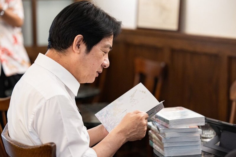 副總統賴清德10日前往奎府聚書店與「漫畫工作者」交流,分享他喜愛的台灣漫畫。(總統府提供)中央社記者葉素萍傳真 112年7月10日