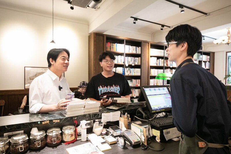 副總統賴清德10日前往奎府聚書店,鼓勵大家用實際行動支持台灣原創漫畫。(總統府提供)中央社記者葉素萍傳真 112年7月10日