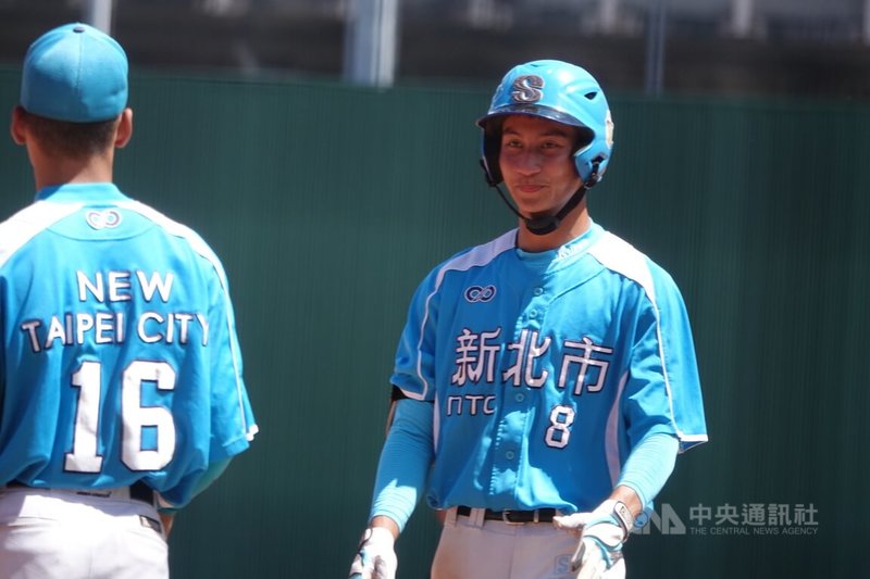 中職34年季中選秀會將於12日登場,今年高中應屆畢業生野手有望在首輪占一半,穀保家商外野手林佳緯預期也不會掉出前3順位,並有機會挑戰高中生最佳順位。圖為林佳緯(右)5月28日玉山盃青棒賽出賽畫面。中央社記者謝靜雯攝 112年7月10日