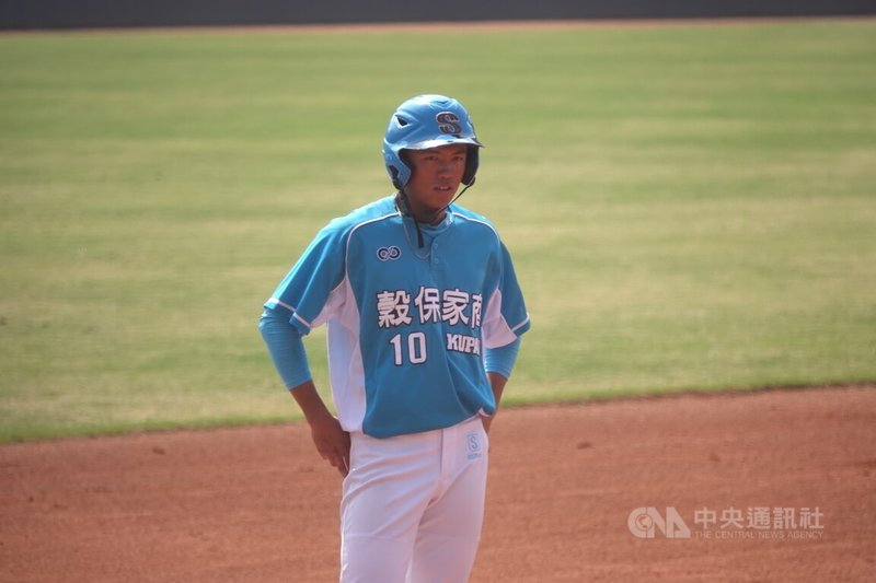 中職34年選秀會,高中應屆畢業生3名游擊手是討論焦點,穀保家商游擊手劉俊緯是首輪熱門。圖為劉俊緯3月1日高中木棒聯賽出賽畫面。中央社記者謝靜雯攝 112年7月10日