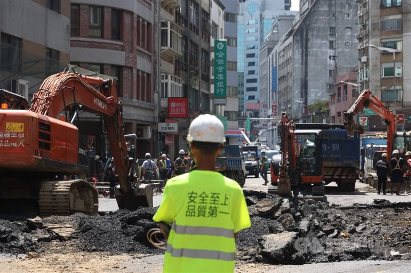 台北市南京西路與貴德街路口8日深夜出現1公尺深的天坑，原本9日晚間已可以單向通行；10日凌晨再現新漏水點，將針對塌陷部分進行地質改良。圖為封路施工作業情形。中央社記者趙世勳攝 112年7月10日