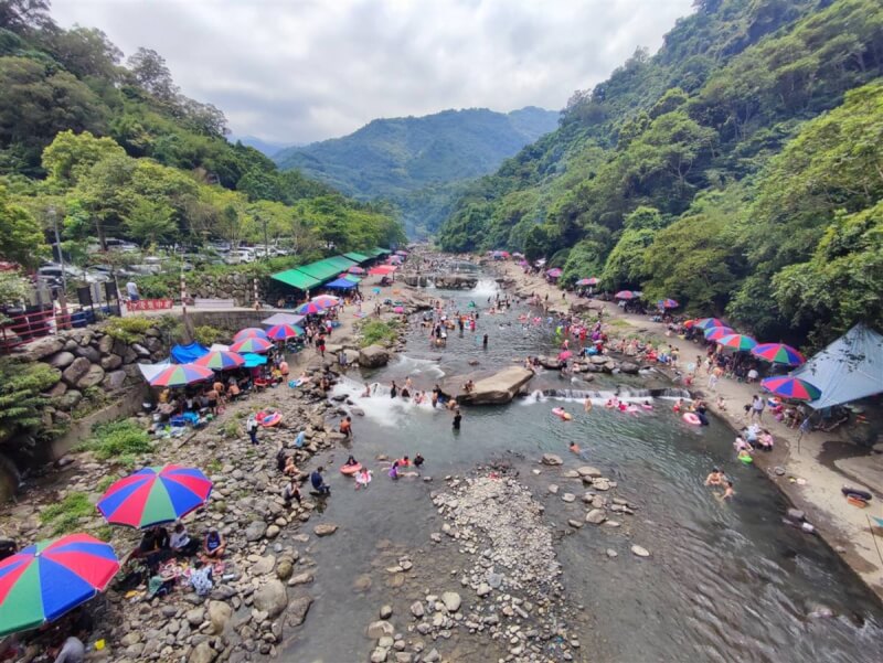 近日天氣酷熱吸引民眾到溪邊玩水消暑，新北三峽大豹溪9日湧入千人戲水，市府消防局呼籲，民眾在發現他人溺水時要記住「叫叫伸拋划」口訣。（新北市消防局提供）中央社記者高華謙傳真 112年7月10日