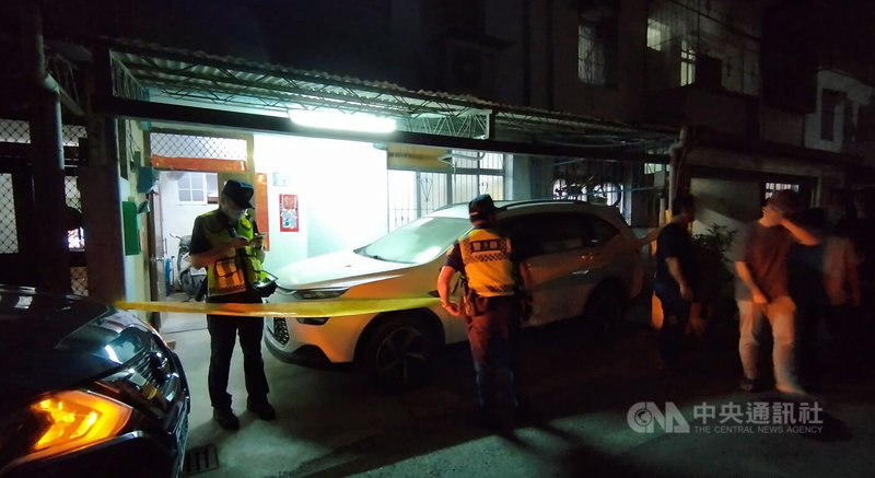 台東縣警方9日深夜接獲報案，指卑南鄉1對母子被發現陳屍在床，久病臥床75歲母親與52歲兒子被家屬發現時已明顯死亡多時；警方表示，現場無打鬥痕跡，遺體由檢察官會同法醫相驗，預定解剖釐清死因。中央社記者盧太城攝  112年7月10日