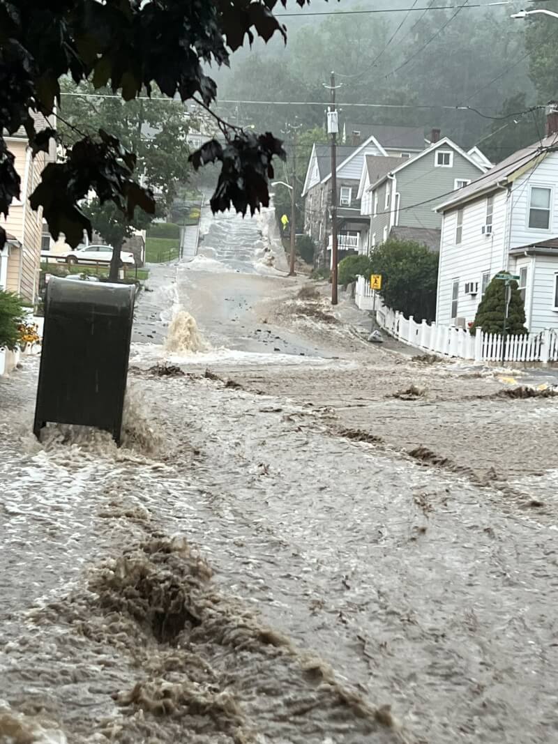 美國紐約州9日降下大雨引發洪水，州長侯可宣布進入緊急狀態。圖為紐約州內街道被洪水沖刷。（圖取自twitter.com/NYSDHSES）