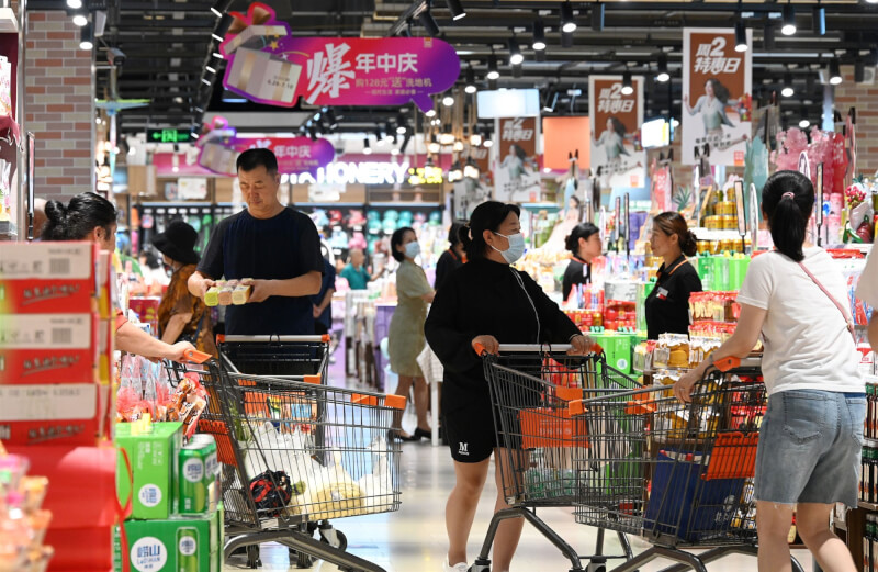 中國6月消費者物價指數年增率為0%，經濟通貨緊縮跡象明顯。圖為10日河北省民眾在超市購物。（中新社）