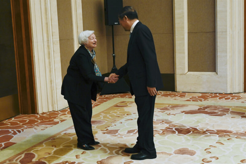 美國財長葉倫（左）8日會見中國國務院副總理何立峰（右）。（Pedro Pardo/Pool Photo via 美聯社）