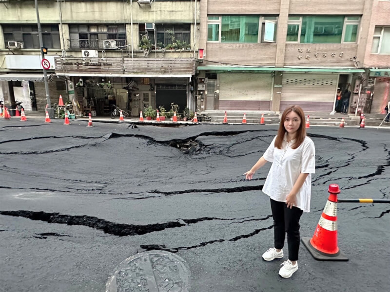 台北市南京西路8日出現天坑後緊急開挖回填，民進黨台北市議員陳怡君（圖）10日指出，天坑灌漿修補完成後，9日晚間8時左右就恢復通車，但10日凌晨1時許又開始發生塌陷。（台北市議員陳怡君提供）中央社記者黃麗芸傳真 112年7月10日