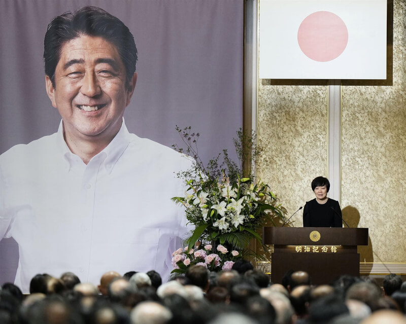 日本前首相安倍晉三逝世一週年，遺孀安倍昭惠（後右）8日出席追思會發表談話。（共同社）