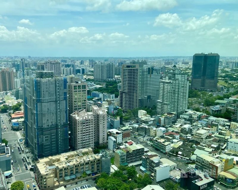 中央銀行6月中旬祭出第5波選擇性信用管制,特定地區第2戶購屋限貸7成,引來換屋族哀號,中央銀行為了避免傷及無辜,10日宣布若與銀行切結在一年內出售舊屋,就不受限貸令限制。圖為從高處俯瞰高雄市苓雅區住宅市景。中央社記者董俊志攝 112年7月10日