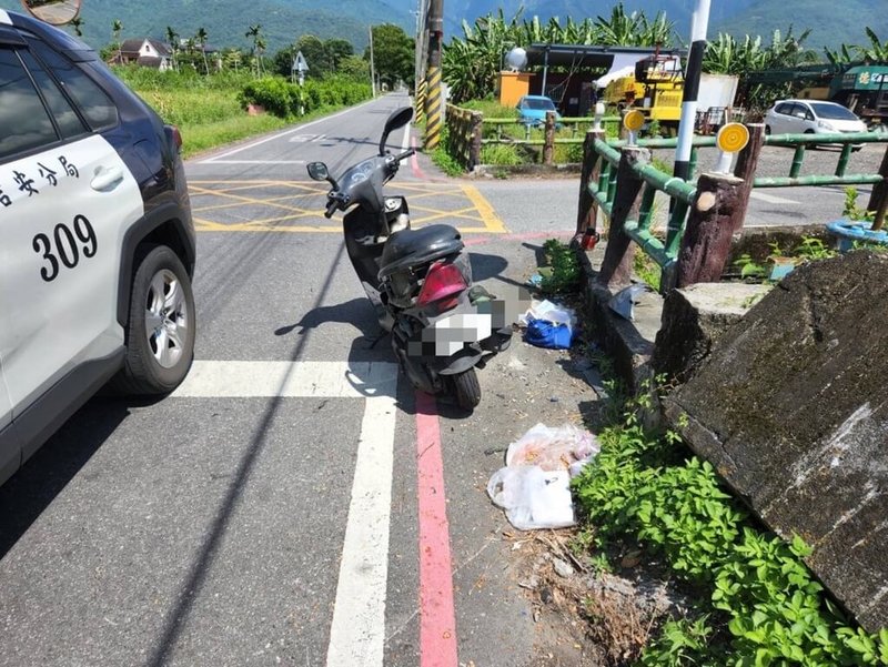 花蓮縣警察局吉安分局北昌派出所警車11日上午載著1名通緝犯，行經沒有號誌的吉安永昌街與明仁三街交叉路口時，與騎機車的81歲阿嬤相撞，阿嬤送醫急救仍宣告不治。（警方提供）中央社記者李先鳳傳真  112年7月11日