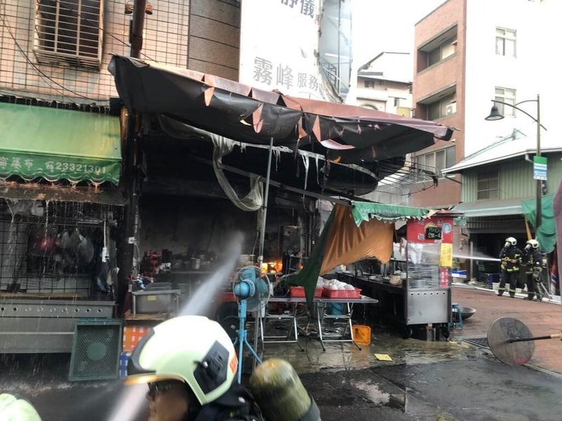 台中市霧峰區霧峰市場內1家麵線店11日上午疑換裝瓦斯桶過程漏氣引發火警，消防局獲報立即到場搶救。（台中市消防局提供）中央社記者蘇木春傳真  112年7月11日