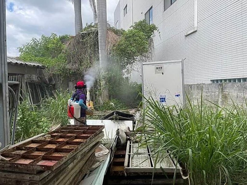 雲林縣登革熱疫情擴大11日再增3例,累計22例,衛生局所防疫人員進行個案居住地及工作地戶內外化學防治作業。(雲林縣衛生局提供)中央社記者蔡智明傳真 112年7月11日