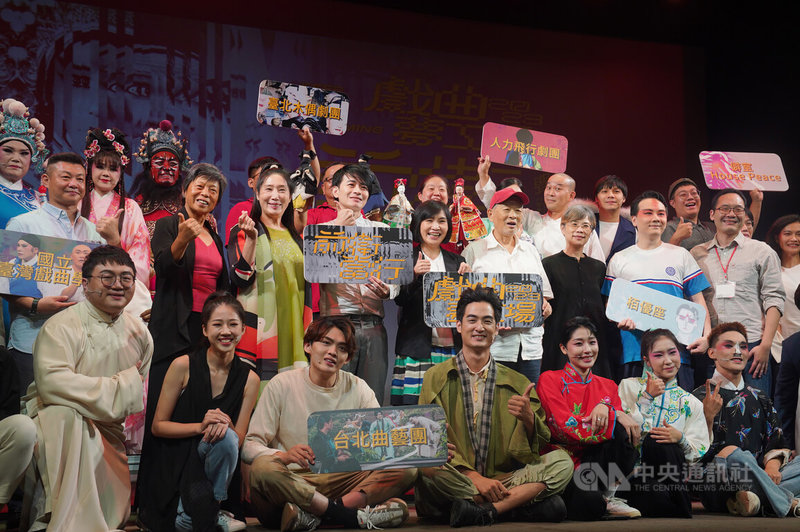 2023戲曲夢工場記者會11日在台灣戲曲中心舉行,傳藝中心主任陳悅宜(中排左5)、台大華語教學碩士學位學程助理教授汪俊彥(中排左4)、人力飛行劇團導演王墨林(中排左6)等人與演出團隊在記者會後合影。中央社記者徐肇昌攝 112年7月11日