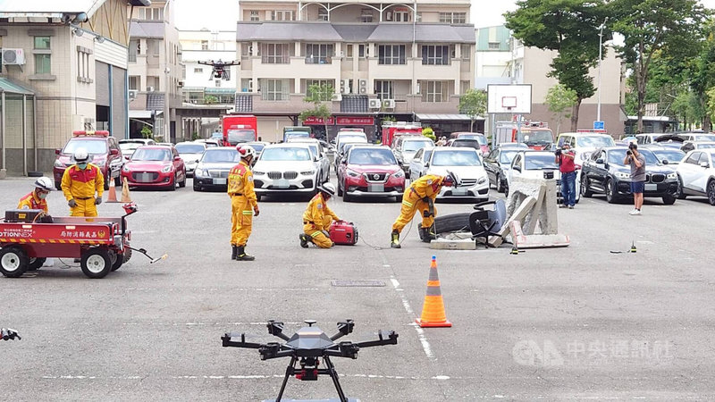 嘉義縣消防局11日演練地震災後救援，出動外界捐贈的無人機、骨針、搬運平台車及鋰電池電扇等新式科技設備，展現搶救效率。中央社記者蔡智明攝  112年7月11日