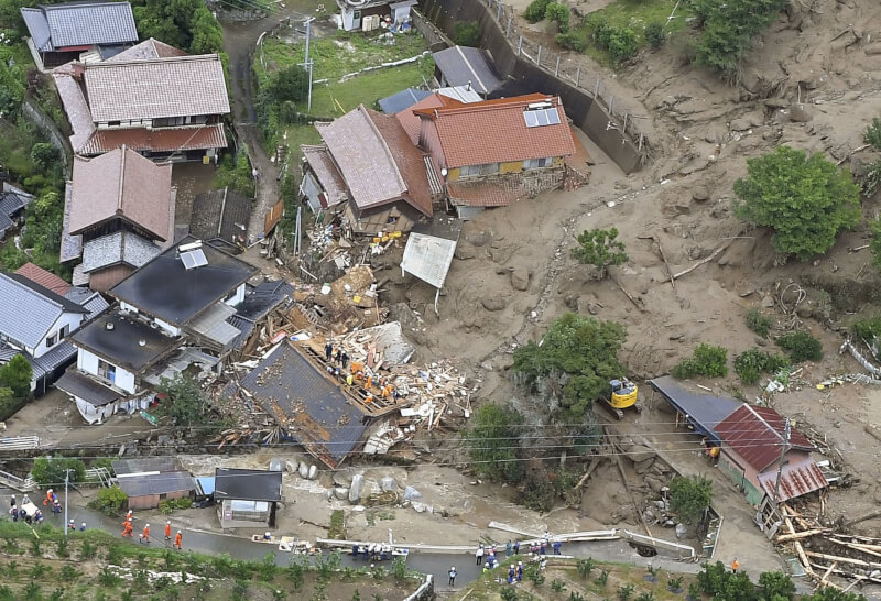 日本九州降大雨，佐賀縣唐津市10日許多建築倒塌。（共同社）
