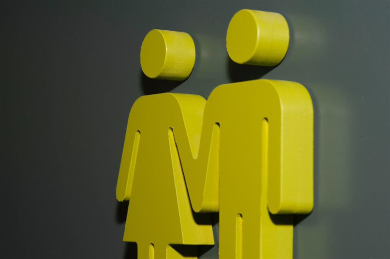 日本一名跨性別公務員，因為在職場使用女廁遭到設限提起訴訟，經過一審勝訴、二審敗訴，最高法院11日做出國家處置違法的判決。（圖取自Unsplash圖庫）