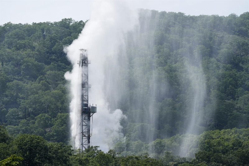 日本業者在北海道進行地熱發電探勘，探勘井日前卻噴出大量蒸氣，檢驗腹地內水質發現砷濃度是標準值2100倍。（共同社）