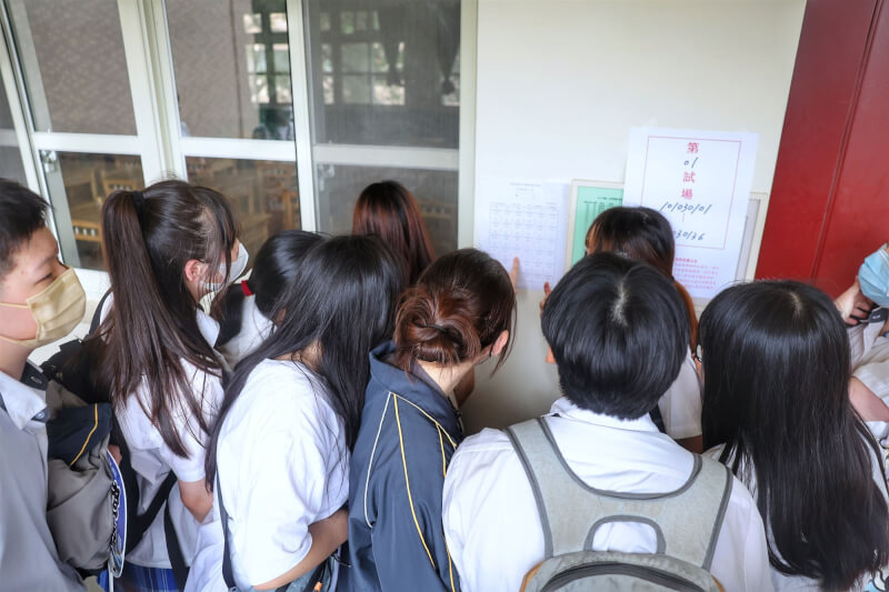 圖為5月會考學生在台北市成功高中考場查看考場資訊。（中央社檔案照片）