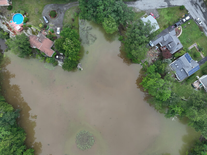 美國東北部遭大雨侵襲，紐約州橘郡10日街區被淹沒。（安納杜魯新聞社）