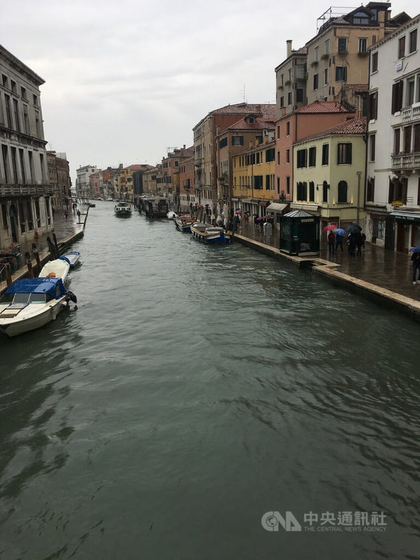 慕拉諾島（Murano）是威尼斯的一座外島，運河穿梭於兩旁房子之間，從慕拉諾島往返威尼斯本島或威尼斯大陸多需依靠水上巴士。中央社記者陳攸瑋威尼斯攝  112年7月11日