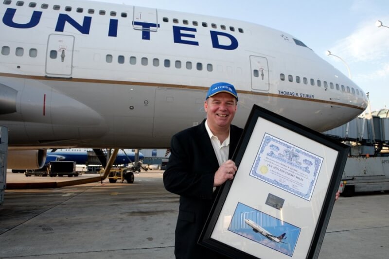 2011年美國商人史塔克完成1000萬英里的飛機里程數，聯合航空頒給他一張獎狀留念。（圖取自facebook.com/United）