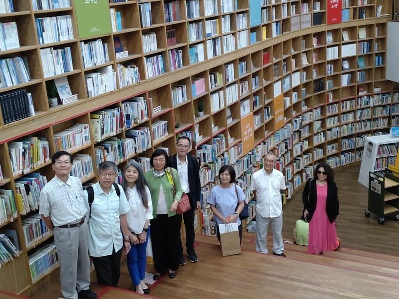 國家圖書館12日在韓國首爾大都會圖書館設置台灣角落（Taiwan Corner），贈書並推廣台灣風土，展現台灣出版軟實力，國家圖書館館長曾淑賢（左4）、台北書展基金會董事成員出席。（國家圖書館提供）中央社記者邱祖胤傳真  112年7月12日
