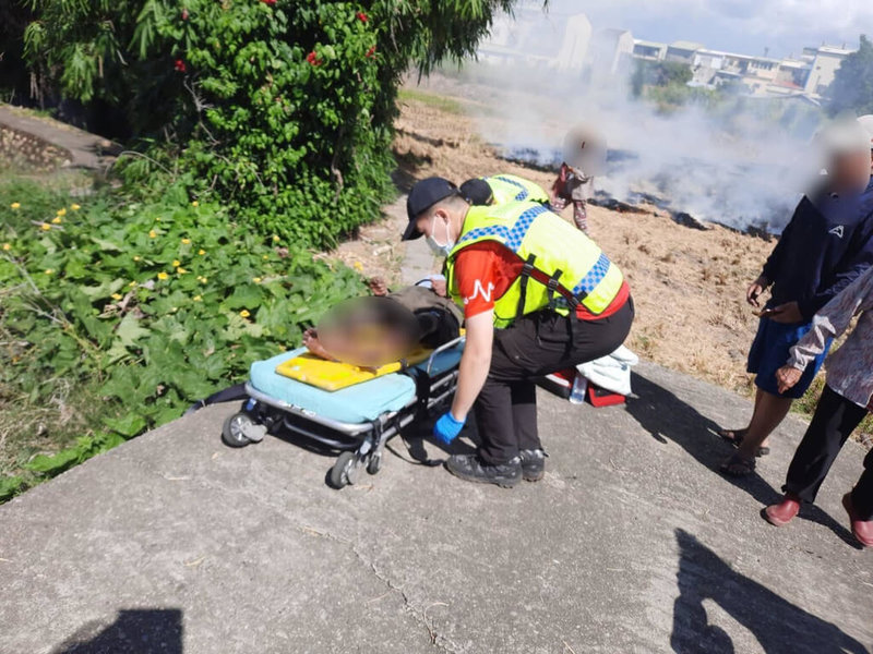 苗栗縣通霄鎮通南里86歲陳姓老翁12日下午被發現倒臥田間，消防隊獲報趕抵現場發現田內有燒草整地痕跡，老翁雙腿、雙手大面積灼傷全身抽搐，緊急送醫救治。（民眾提供）中央社記者管瑞平傳真  112年7月12日