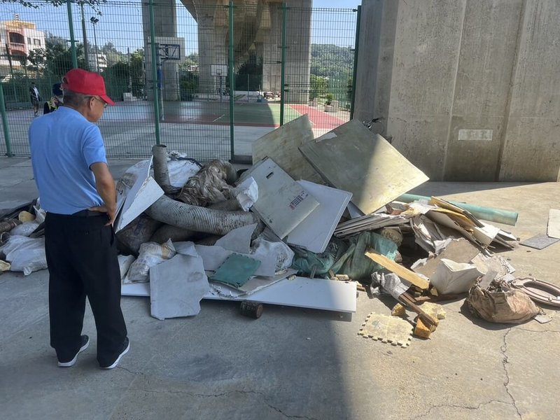 苗栗縣後龍鎮埔頂里、國道3號高架橋下空地，平日是民眾休憩、運動空間，日前發現遭人傾倒廢棄物。（後龍鎮民代表張欽提供）中央社記者管瑞平傳真  112年7月12日