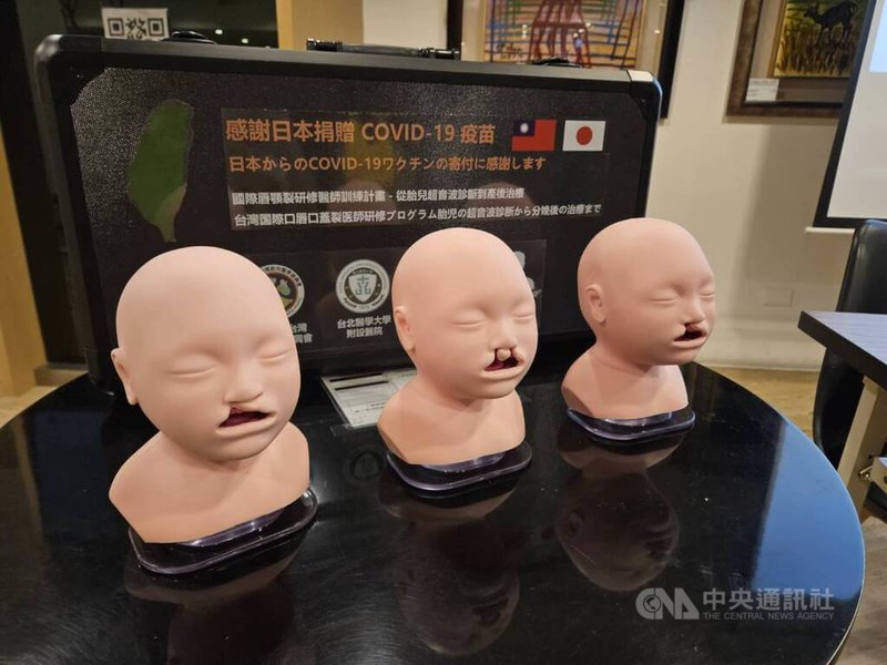 「國際唇顎裂研修醫師訓練計畫」提供全額獎學金協助日本、美國、立陶宛、斯洛伐克、捷克、波蘭醫師來台研修。圖為3D印製唇顎裂嬰兒模型,贈予首名結業醫師森田皓貴。中央社記者陳婕翎攝 112年7月12日
