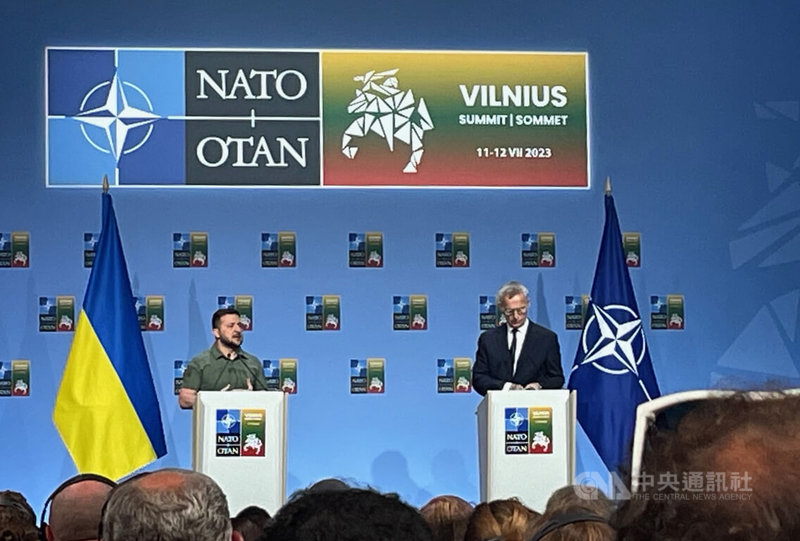 烏克蘭總統澤倫斯基（左）歡迎北約盟國為烏克蘭設立雙邊理事會，也感謝G7等國將提出的安全保障，但仍急切希望加入北約，直言「對烏克蘭最好的安全保障就是身在北約」。中央社記者田習如維爾紐斯攝  112年7月12日