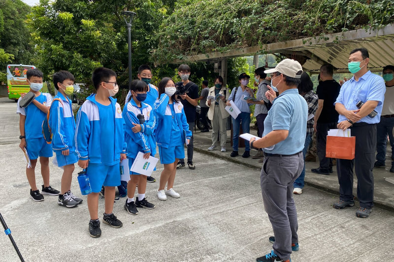 台南市文化資產管理處推出「雙語小小導覽員培訓」計畫，邀請水利署員工為學生講解水庫運作方式。（台南市文資處提供）中央社記者楊思瑞台南傳真  112年7月12日