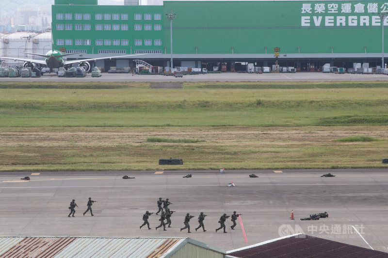 國軍漢光演習期間將首次在桃園機場操演,預演12日上午進行,官兵模擬敵軍來襲。中央社記者游凱翔攝 112年7月12日