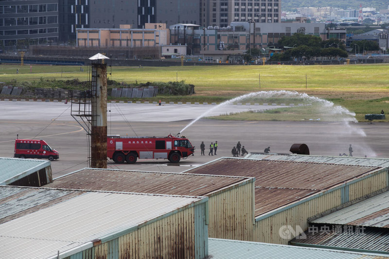 國軍漢光演習期間將首次在桃園機場操演,預演12日上午進行,軍方模擬遭放置爆裂物,桃機消防單位出動泡沫化學車滅火。中央社記者游凱翔攝 112年7月12日