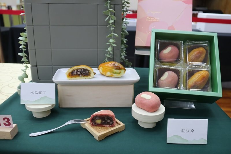 農糧署12日表示,2023年國產紅豆烘焙創意競賽得獎產品,伴手禮及麵包各30款,即日起在業者烘焙店限時上市至9月底。伴手禮組冠軍龍鳳堂餅舖的「紅豆桑」以紅豆造型,包裹著香濃的乳酪丁和紅豆顆粒,品嚐起來口感豐富。(農糧署提供)中央社記者楊淑閔傳真 112年7月12日