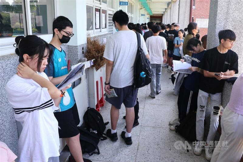 112學年度分科測驗12日舉行第1天考試，考生上午在台北市建國中學考場教室外的走廊認真複習，準備應試。中央社記者王騰毅攝 112年7月12日