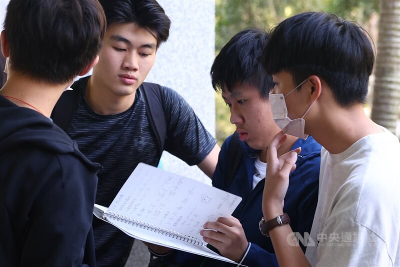 112學年度分科測驗12日登場，台北市建國中學考場走廊上，考生們在考前勤讀筆記加緊複習。中央社記者王騰毅攝 112年7月12日