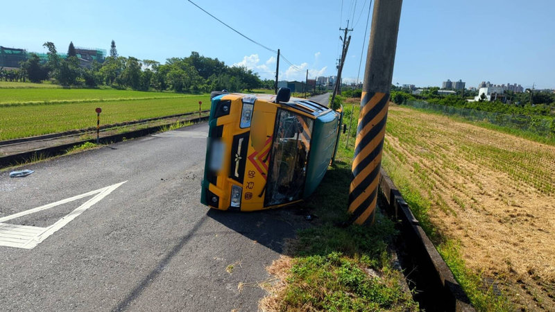 宜蘭縣消防局表示，一輛計程車與一輛娃娃車12日上午在宜蘭市發生車禍，共有12名孩童與1名老師共13人輕傷送醫。（宜蘭縣消防局提供）中央社記者沈如峰宜蘭縣傳真 112年7月12日