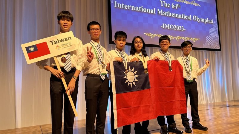 台灣學子參加在日本舉辦的2023年第64屆國際數學奧林匹亞競賽，獲得1金4銀1銅，國際排名第10名。左起參賽學生張博甡、卓育安、張齊安、江恩驊、許孟哲、鐘奇恩。（教育部提供）中央社記者陳至中台北傳真  112年7月12日