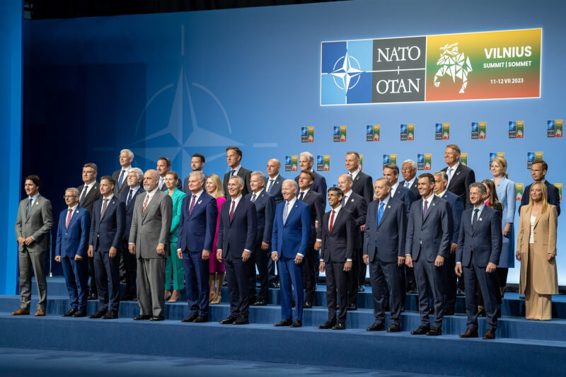 北大西洋公約組織在11日高峰會後發布公報，以5大段篇幅談論31個盟國領導人對中國議題的共識。圖為與會領袖合照（圖取自twitter.com/POTUS）