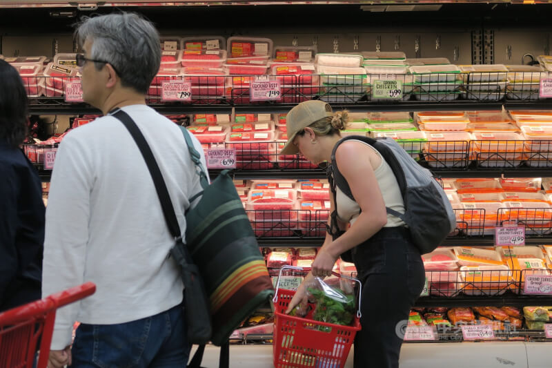 美國勞工部12日公布，6月消費者物價指數年增3%，續創2年多來新低。圖為紐約民眾在布魯克林一間超市購物。中央社記者尹俊傑紐約攝 112年7月12日