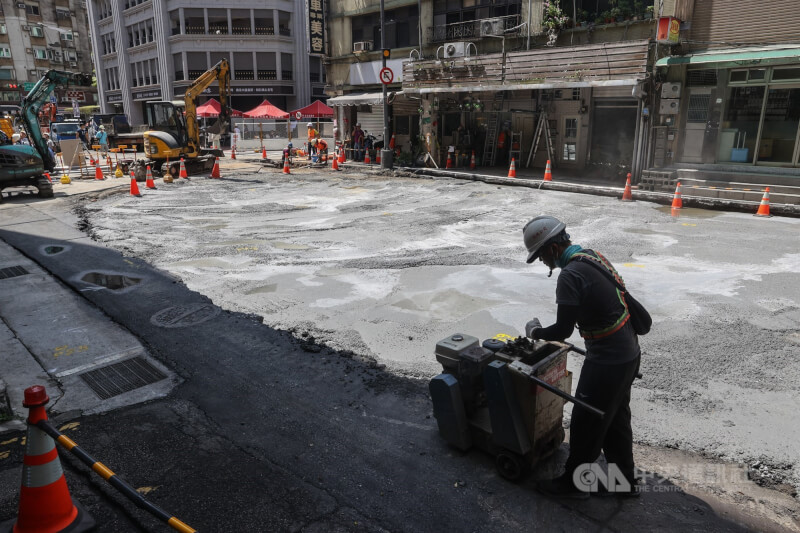 台北市南京西路10日凌晨再度塌陷，工程單位11日上午持續在現場施工。中央社記者謝佳璋攝 112年7月11日