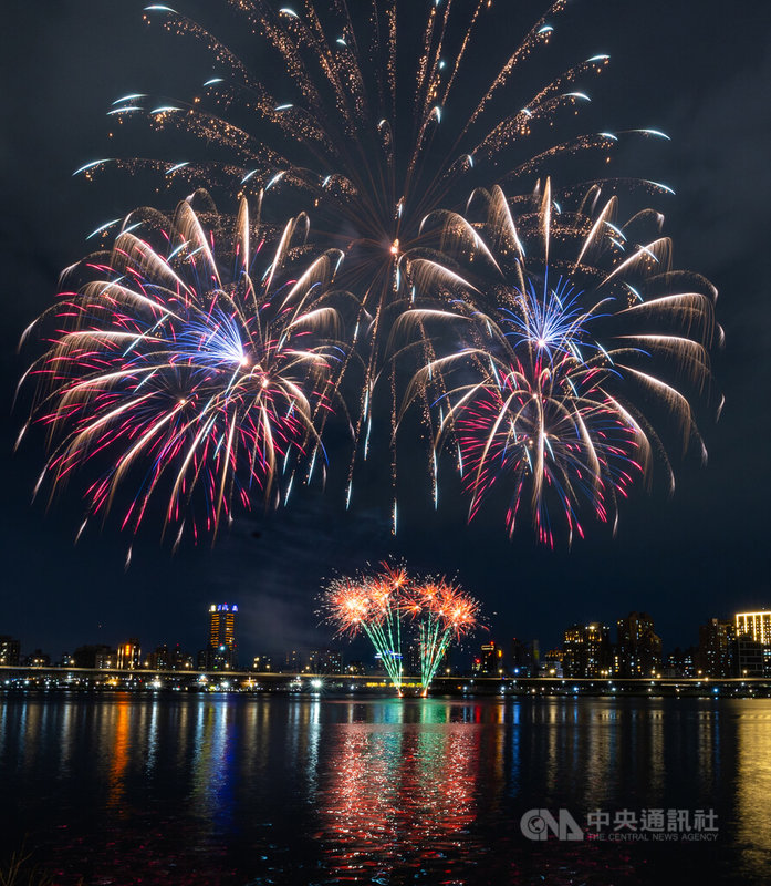 台北市大稻埕夏日節12日晚間迎來第2場煙火秀，五彩繽紛的煙火綻放180秒，照亮台北夜空。中央社記者趙世勳攝  112年7月12日