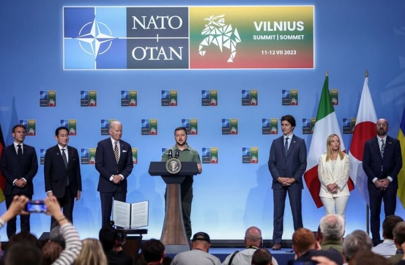 12日北約領導人峰會期間，烏克蘭總統澤倫斯基（左4）發表談話。（路透社）