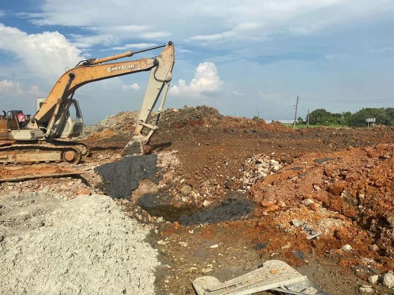 嘉義縣環保局近日查獲朴子市某一處魚塭回填營建廢棄物案件，地主所出示來源證明為不合法文件，因一時貪念回填非法廢棄物，恐面臨後續司法偵辦及承擔廢棄物清理責任。（嘉義縣政府提供）中央社記者蔡智明傳真  112年7月13日