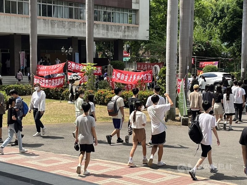 大學分科測驗13日第一節考歷史，多數考生反應難度適中、有鑑別度，沒有特別艱深的題目。圖為高雄道明中學考場。中央社記者林巧璉攝 112年7月13日