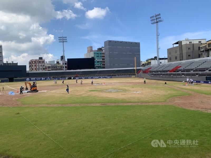 新竹市府邀場務專家歐森7月13日檢測新竹棒球場，議員稱到場會勘卻只能在看台遠望，無法入內勘查。中央社記者郭宣彣攝 112年7月13日