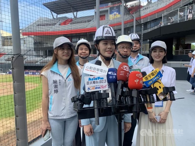 新竹市政府邀場務專家歐森13日檢測評估新竹市立棒球場,新竹市長高虹安(前中)接受媒體聯訪表示,今天進行排水暨斷面開挖,確實發現如手套等廢棄物,全程紀錄,後續將提供檢調。中央社記者郭宣彣攝 112年7月13日