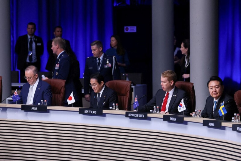 澳洲總理艾班尼斯（左起）、日相岸田文雄、紐西蘭總理希金斯與南韓總統尹錫悅出席北約峰會。（路透社）
