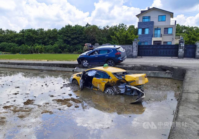 苗栗市1輛計程車13日到衛福部苗栗醫院搭載出院病患返家途經附近農路遭後方自小客車追撞，直接墜落水田，車內85歲老婦及60歲媳婦肋骨骨折送醫。中央社記者管瑞平攝  112年7月13日